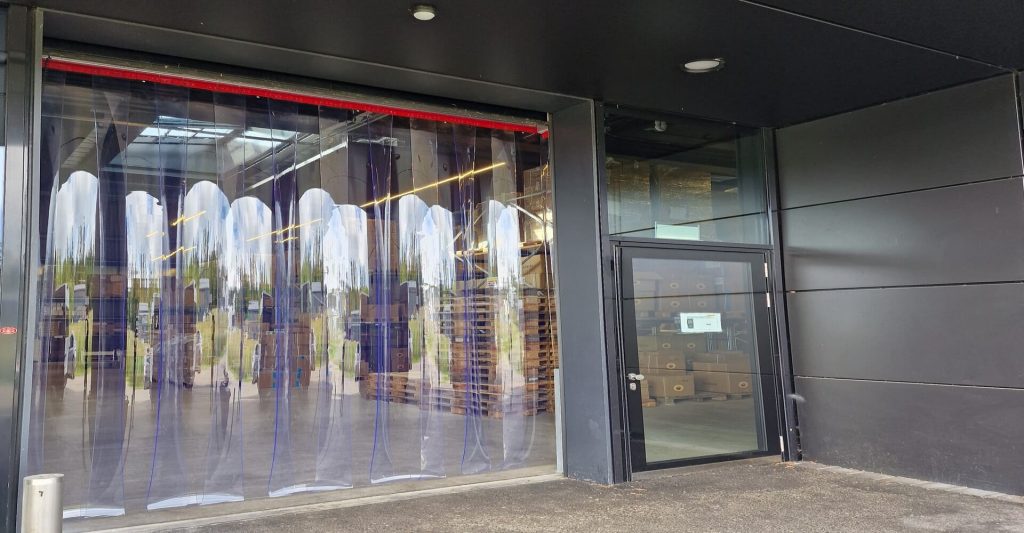PVC Streifenvorhang hinter Sektionaltor, vor Kälte und Zugluft schützen
