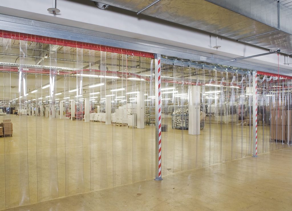 Industrielle Lagerhalle mit PVC-Vorhang Hallenabtrennung