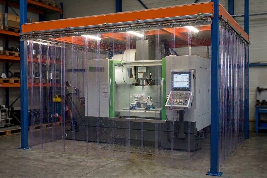 PVC-Maschineneinhausung mit Streifenvorhang an blauem Gestell rund um ein CNC-Bearbeitungszentrum – EASY HANG