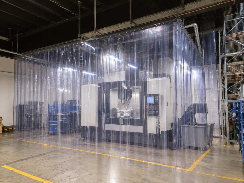 Maschinenschutzvorhang aus transparenten PVC-Bahnen als Einhausung eines CNC-Bearbeitungszentrums – EASY HANG