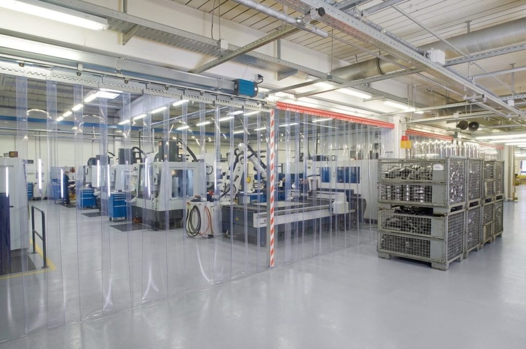Maschineneinhausung mit PVC-Streifenvorhang zur Lärmminderung in der Produktion – EASY HANG GmbH